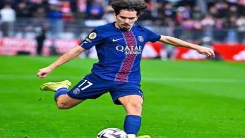 赞布泽利斯上半场表现卓越，期待篮板能力再攀高峰